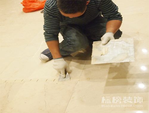 辦公室裝修瓷磚上鋪木地板可以嗎？